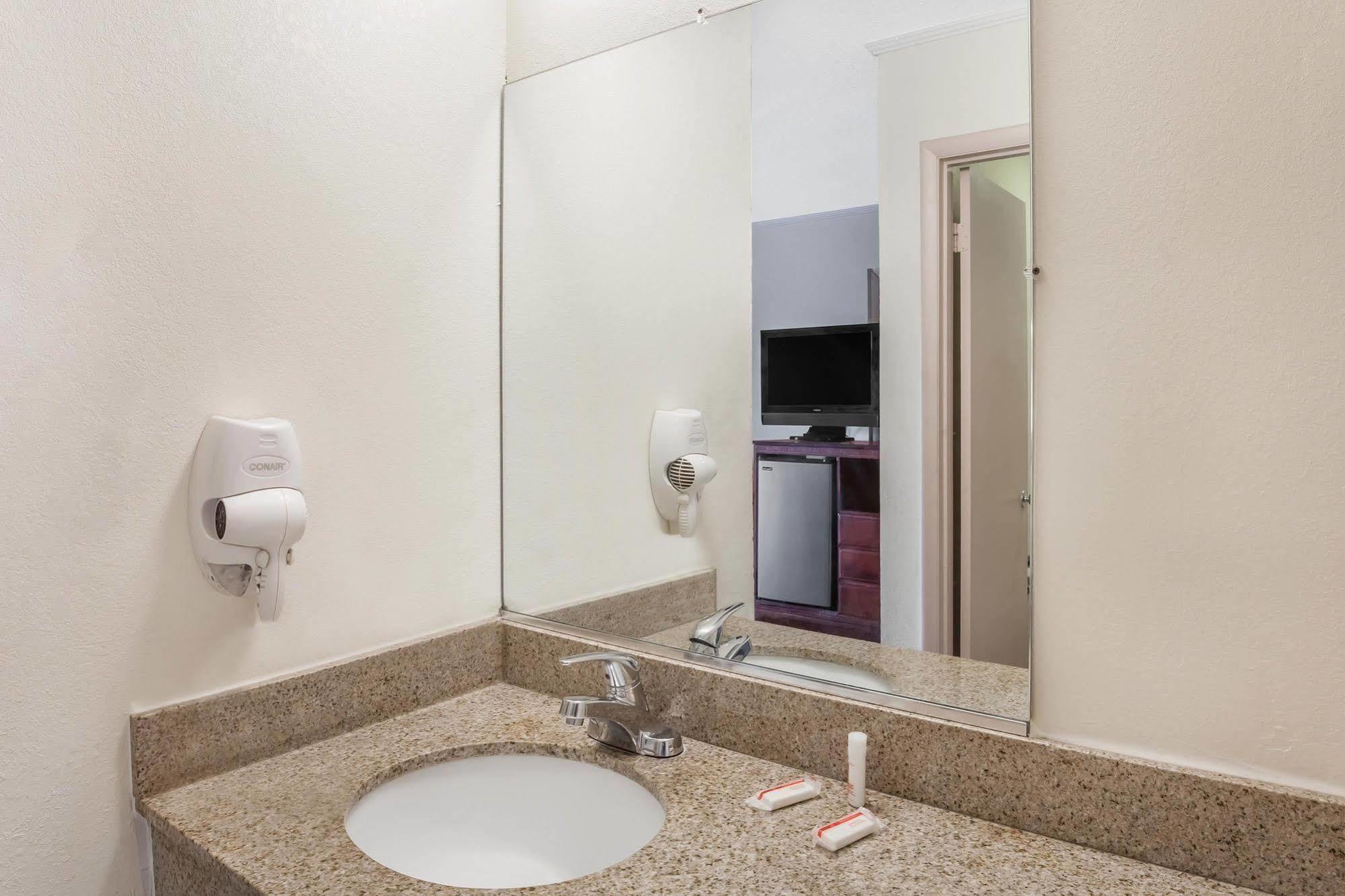 Lake View Inn & Suites Killen 外观 照片